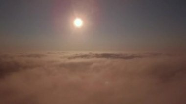 Gündoğumu sis üzerinde hava görünümünü. Vadi manzaralı yukarıdan siste. Dağ Vadisi sonbahar sabahı.