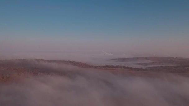Letecký pohled na východ slunce nad mlhou. Mlha v údolí pohled shora. Podzimní ráno v horském údolí. — Stock video