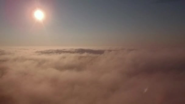 Luftaufnahme des Sonnenaufgangs über Nebel. Nebel im Talblick von oben. Herbstmorgen im Gebirgstal. — Stockvideo