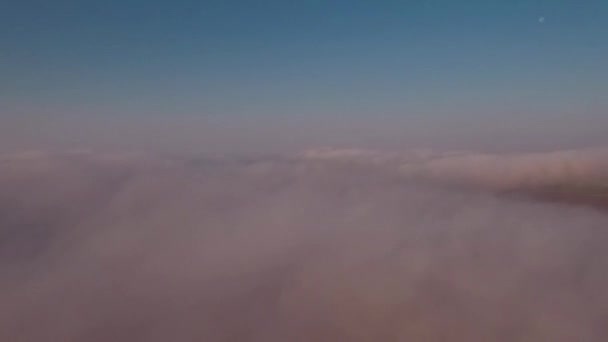 Вид на схід сонця над туманом. Туман в долині вид зверху. Осінній ранок у гірській долині . — стокове відео