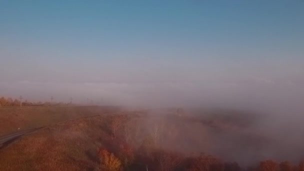 Luchtfoto van zonsopgang boven mist. Mist in valleizicht van bovenaf. Herfst ochtend in bergdal. — Stockvideo