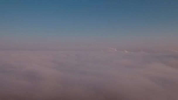 Vista aérea do nascer do sol sobre o nevoeiro. Névoa na vista do vale de cima. Manhã de outono no vale da montanha . — Vídeo de Stock