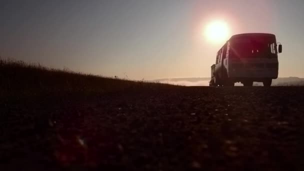 Snelweg weg in mistige zonsopgang en silhouet van de auto — Stockvideo