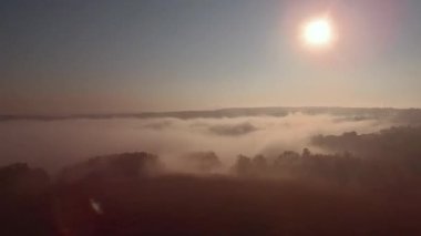 Gündoğumu sis üzerinde hava görünümünü. Vadi manzaralı yukarıdan siste. Dağ Vadisi sonbahar sabahı.