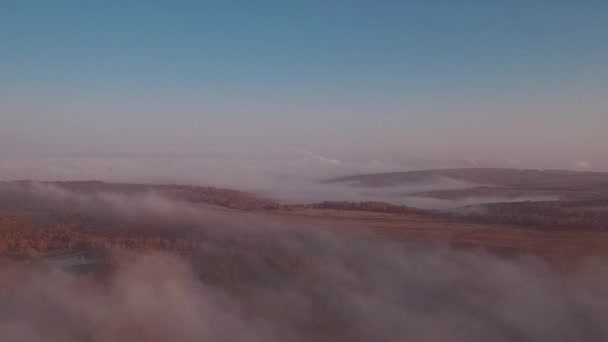 Widok z lotu ptaka na wschód słońca nad mgła. Mgła w dolinie widok z góry. Jesienny poranek w górskiej dolinie. — Wideo stockowe