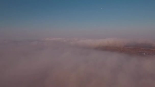Gündoğumu sis üzerinde hava görünümünü. Vadi manzaralı yukarıdan siste. Dağ Vadisi sonbahar sabahı. — Stok video