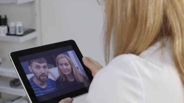 Dokter adviseert een echtpaar. medische on-line overleg — Stockvideo