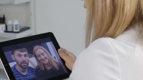 Der Arzt Rät Einem Ehepaar Medizinische Online Konsultationen — Stockvideo