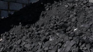 Kürek ve yığın kömür bahçedeki olan adam. özel house için Isıtma kömür. kış sezonu için hazırlık. ağır çekim