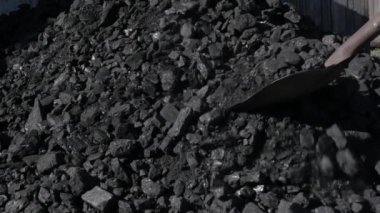 Kürek ve yığın kömür bahçedeki olan adam. özel house için Isıtma kömür. kış sezonu için hazırlık. ağır çekim