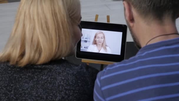 Casal ter vídeo chat com médico de família. consultas em linha — Vídeo de Stock