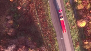 Havadan görünümü Otoban yol sonbahar manzara içinde. yol boyunca orman