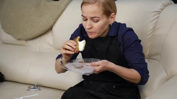 Peluquería tienen un almuerzo en el lugar de trabajo, chica de belleza con lonchera — Vídeos de Stock