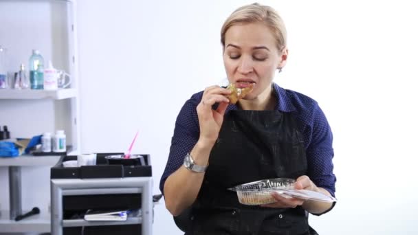 Перукар Має Обід Робочому Місці Красива Дівчина Обідньою Коробкою — стокове відео