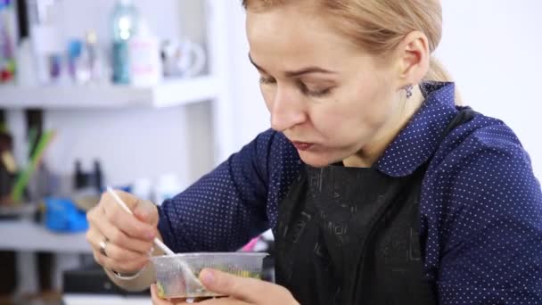 Hairdresser have a lunch at workplace, beauty girl with lunchbox — Stock Video