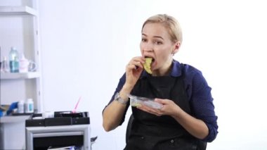 Sarışın kız işyerinde, Kuaför beslenme çantası ile bir öğle yemeği var