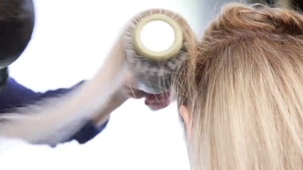 Haare föhnen, die beste Technik. Friseursalon-Behandlung durch gut qualifizierten Friseur. — Stockvideo