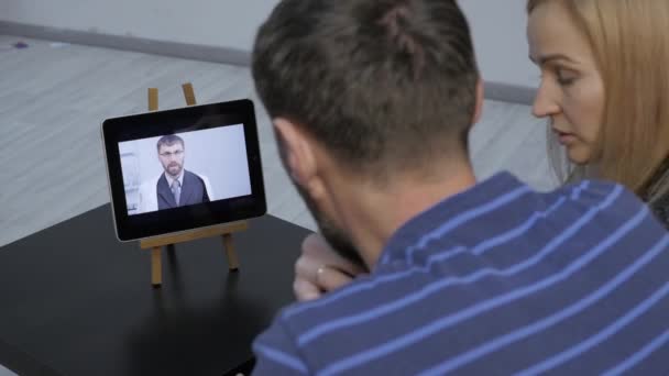 Paar beim Videochat mit dem Hausarzt. Online-Konsultationen — Stockvideo