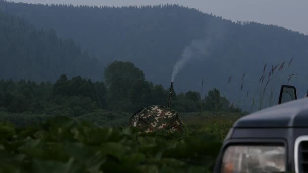 Θερμαινόμενη σκηνή camping στην όχθη του ποταμού, τροχόσπιτο και ταξίδι στρατοπέδευσης. 4k — Αρχείο Βίντεο