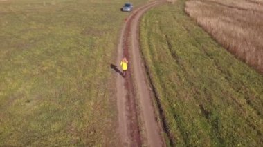 sarışın kadın dertte telefonla yardım çağrısı. Acil durum dron, havadan görünümü. 4k