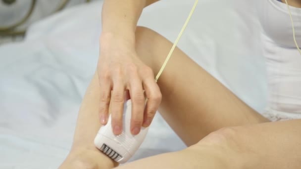 Close-up lange benen, vrouw doen ontharing. Wellness thuis, verwijdert haar. Slow motion — Stockvideo
