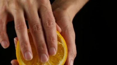 turuncu meyve bir sevişme basma okşayarak yakın çekim el. İmitasyon seks