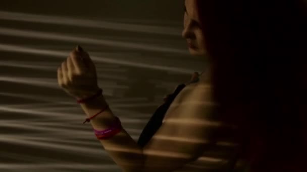 红头发的女人跳舞, 抚摸着她的乳房在条纹的阴影。激情与性爱游戏概念 — 图库视频影像