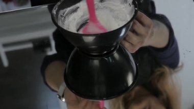 saç boya hazırlama, renk ustası bir fırça ile güzellik salonu konsept kıpırdanırken. ağır çekim
