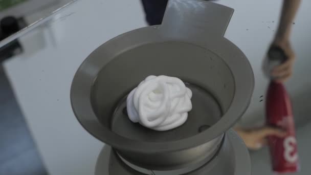 Processus de mélange de composants pour la réception sans peinture d'aldéhyde dans un salon de beauté. au ralenti — Video