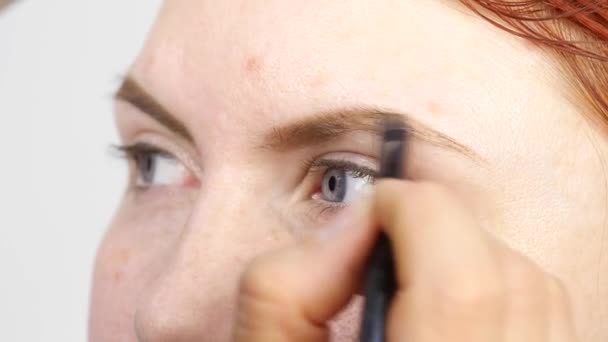 전문 메이크업 아티스트 아름 다운 클라이언트의 눈 썹 그리기입니다. 아름다움과 패션 컨셉 — 비디오