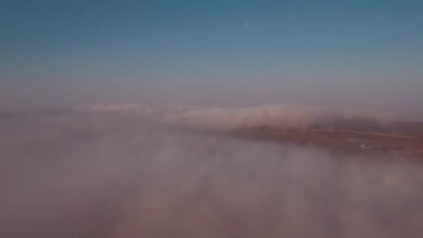 Vista aérea del amanecer sobre la niebla. Niebla en vista al valle desde arriba. Mañana de otoño en el valle de la montaña . — Vídeo de stock
