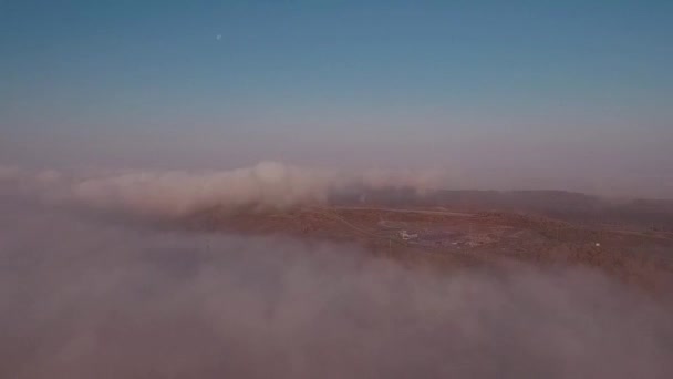 Luchtfoto van zonsopgang boven mist. Mist in valleizicht van bovenaf. Herfst ochtend in bergdal. — Stockvideo