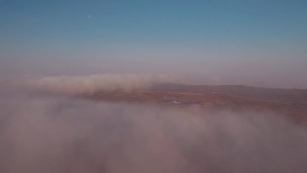 Vista aérea del amanecer sobre la niebla. Niebla en vista al valle desde arriba. Mañana de otoño en el valle de la montaña . — Vídeo de stock