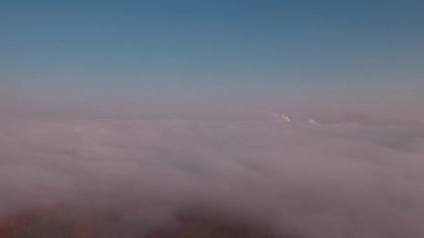 Napkelte felett köd légifelvételek. Köd-völgyi látkép fentről. Őszi reggel, hegyi-völgy. — Stock videók