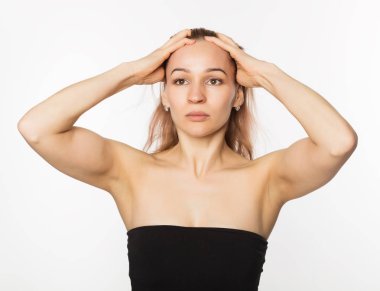 güzel kız yaşlanma karşıtı çalışmaları gerçekleştirir. yüz uygunluk sarkma cilt anti