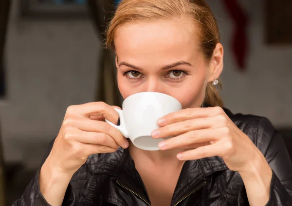 Jovem mulher bonita com uma xícara de café em um café ao ar livre, menina almoçar no terraço — Fotografia de Stock
