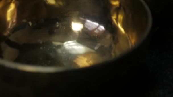 méditation avec des bols chantants tibétains. au ralenti 