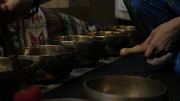 Meditation with Tibetan singing bowls. slow motion — Stock Video