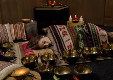 meditasyon ile Tibet singing kaseler. Sakinlik kavramı ve rahatla