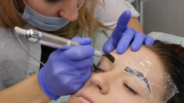 profesyonel kaş kalıcı makyaj. yakın çekim kaşları dövme. ağır çekim