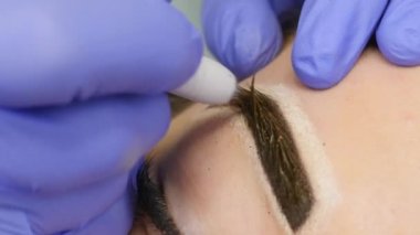 profesyonel kaş kalıcı makyaj. yakın çekim kaşları dövme. 4k