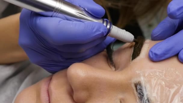 Professionella ögonbryn permanent makeup. närbild bryn tatuering. slowmotion — Stockvideo