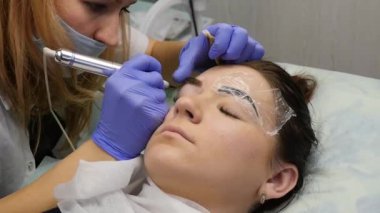 profesyonel kaş kalıcı makyaj. yakın çekim kaşları dövme. ağır çekim