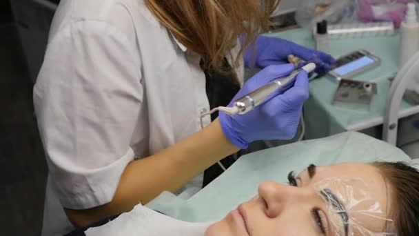 Professionella ögonbryn permanent makeup. närbild bryn tatuering. slowmotion — Stockvideo