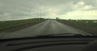 Yağmur, yağmur damlaları ön cam üzerinde sürüş arabaya. 4k