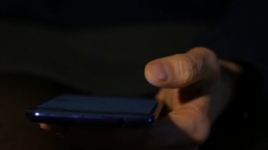 Yakın çekim kadının elleri smartphone işaretleme online iş için internet tarama kullanır. kadın bir cep telefonu kullanır. ağır çekim
