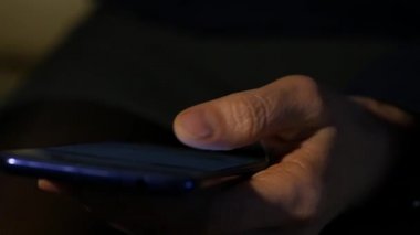 Yakın çekim kadının elleri smartphone işaretleme online iş için internet tarama kullanır. kadın bir cep telefonu kullanır