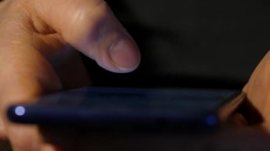 Yakın çekim kadının elleri smartphone işaretleme online iş için internet tarama kullanır. kadın bir cep telefonu kullanır. 4k
