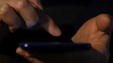 kadının parmak dokunmatik ekran smartphone üzerinde. Internet tarama kız. ağır çekim