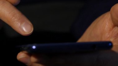 kadının parmak dokunmatik ekran smartphone üzerinde. Internet tarama kız. 4k